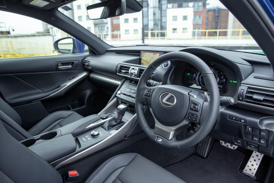 Интерьер Lexus IS300h F-Sport 2016 года  (UK) (фото 15 из 17)